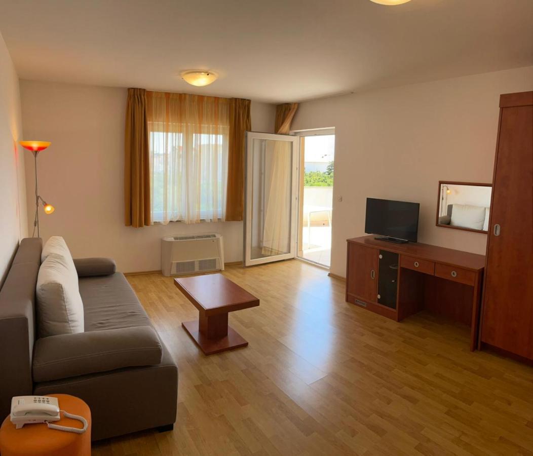 Bed & Breakfast Jugo Novalja Ruang foto