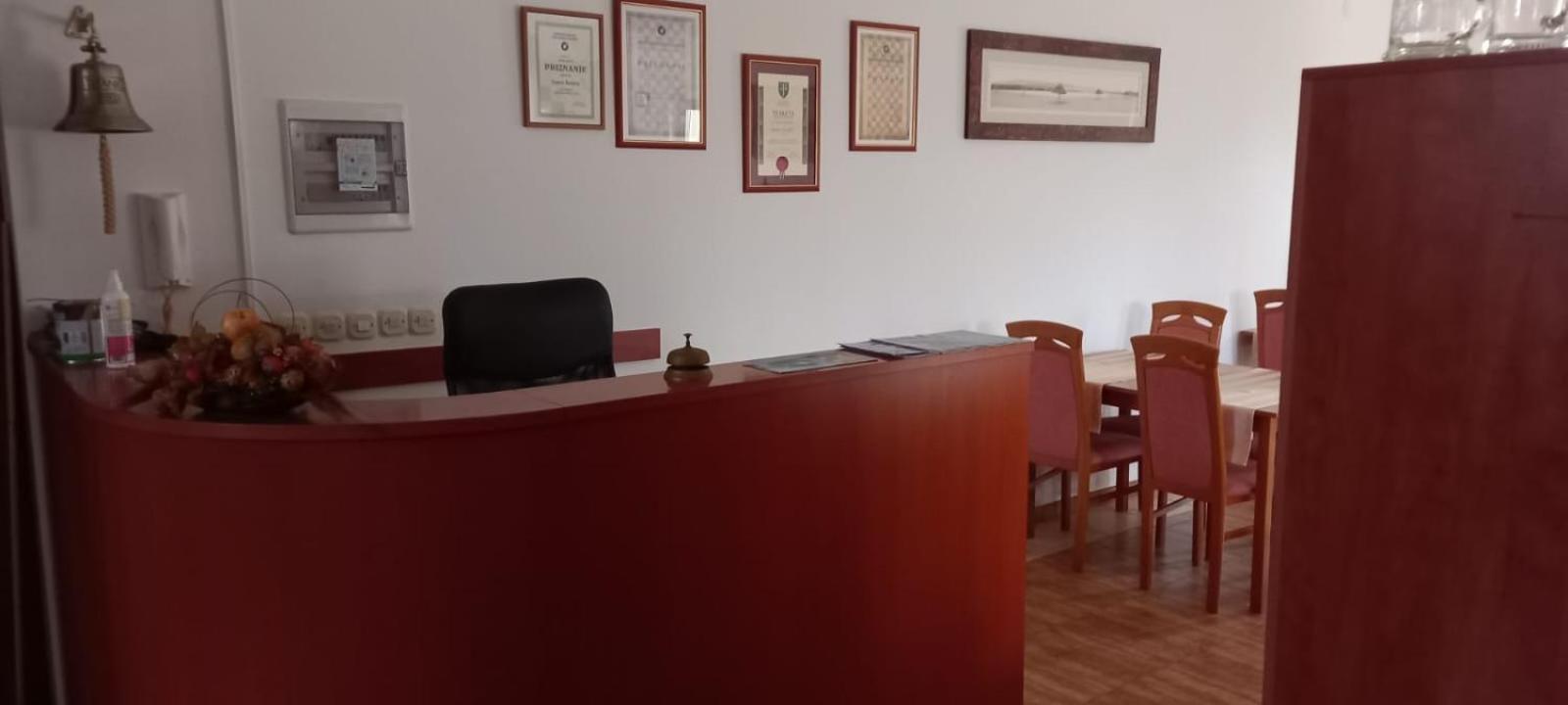 Bed & Breakfast Jugo Novalja Bagian luar foto