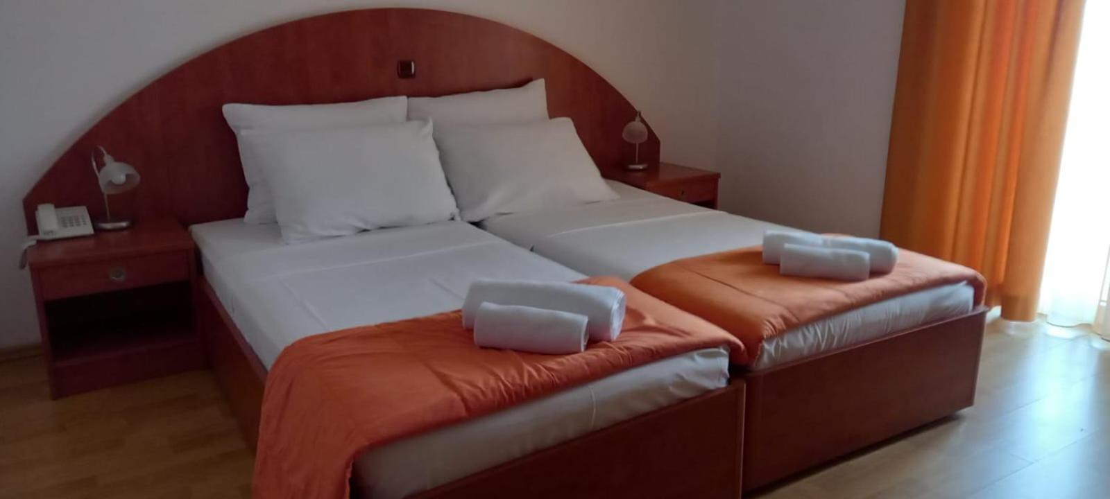 Bed & Breakfast Jugo Novalja Bagian luar foto