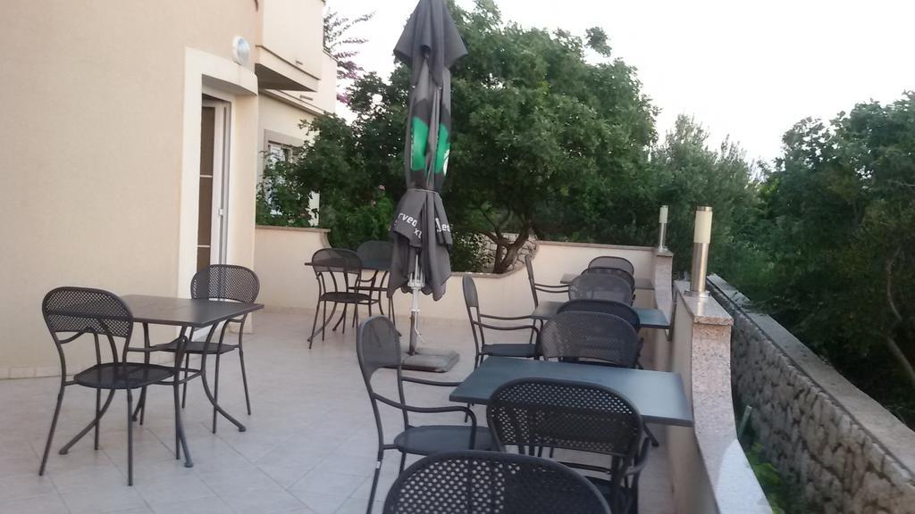 Bed & Breakfast Jugo Novalja Bagian luar foto