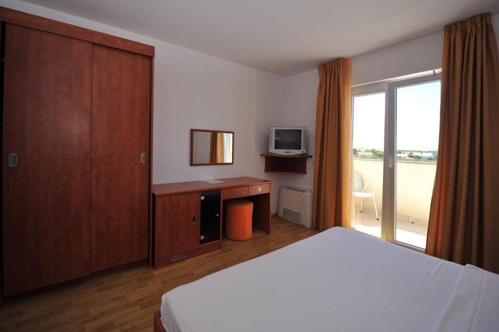 Bed & Breakfast Jugo Novalja Bagian luar foto